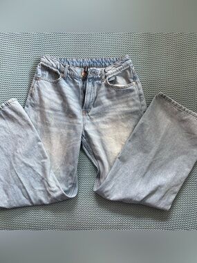 H&M Divided high waisted light wash denim jeans size 6